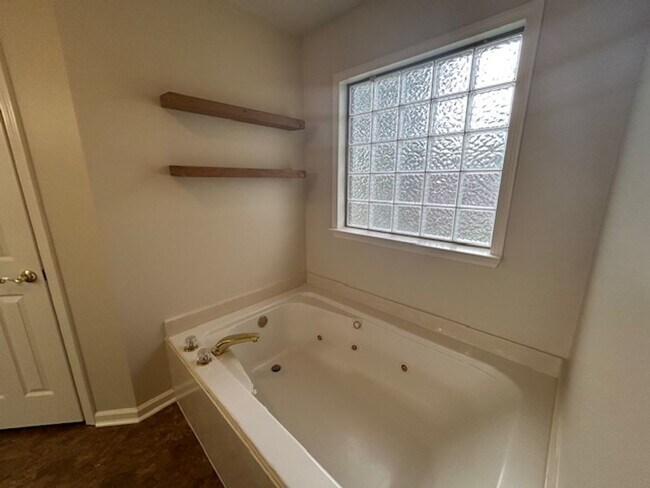 Building Photo - 4073 Willow Glen Cir