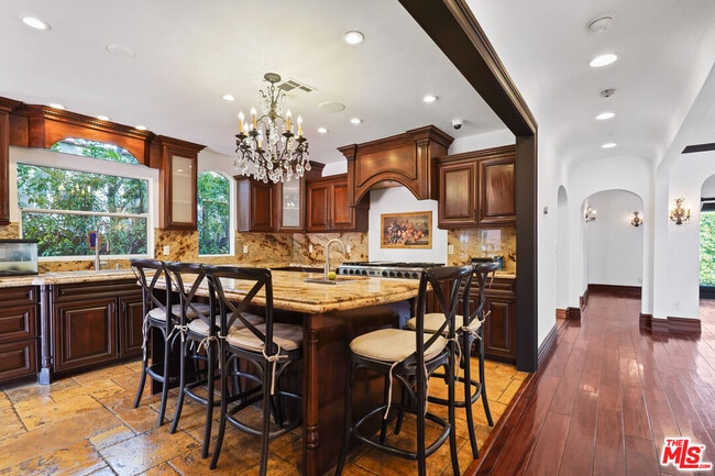 Building Photo - 309 N Doheny Dr