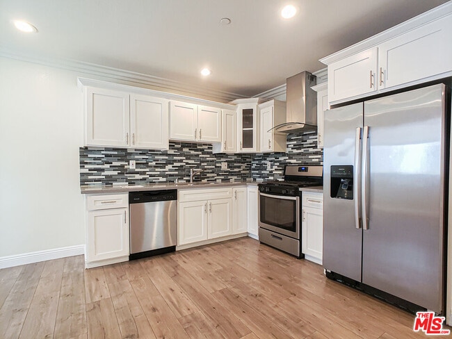 Building Photo - 965 N Wilton Pl