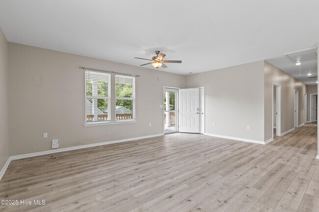 Building Photo - 218 Spring Dr