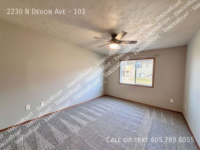 Building Photo - 2230 Devon Ave