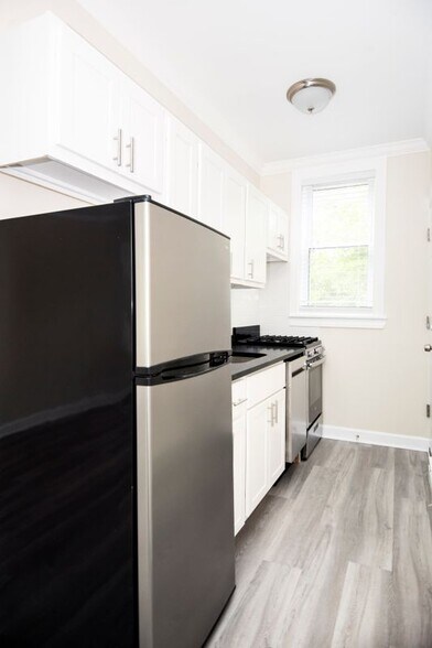 Building Photo - 646 W Roscoe St