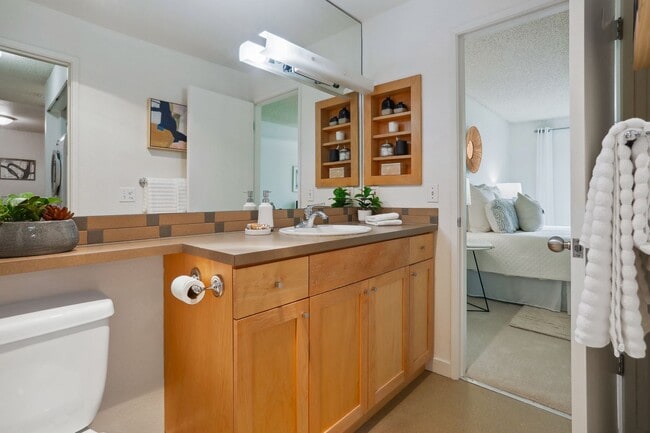 Building Photo - 1bd/1ba Seattle Condo