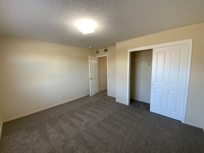 Building Photo - 3 Bedroom Single Story Home Near Northern Blvd NE & Loma Colorado Blvd NE!