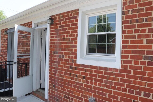 Building Photo - 2615 S Walter Reed Dr