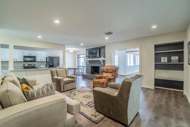 Building Photo - Newly Remodeled & Ready to Move In!