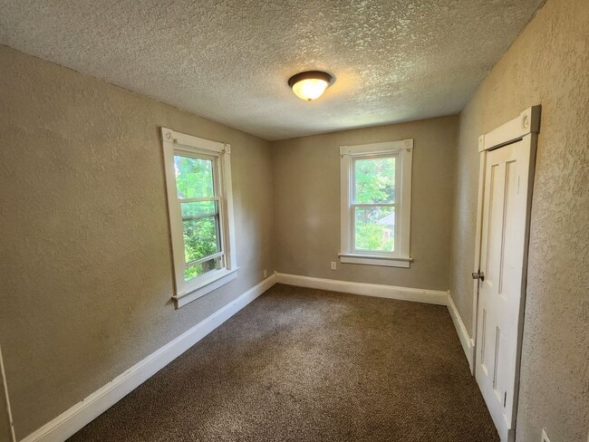 Building Photo - Furnished 3 Bedroom, 1 Bathroom