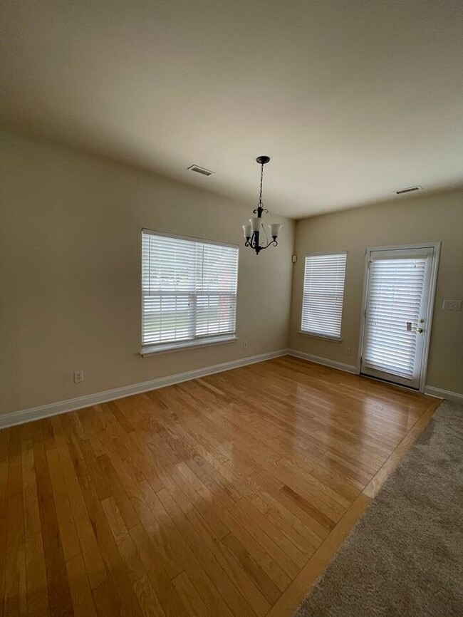 Building Photo - Lovely home in Pineville!