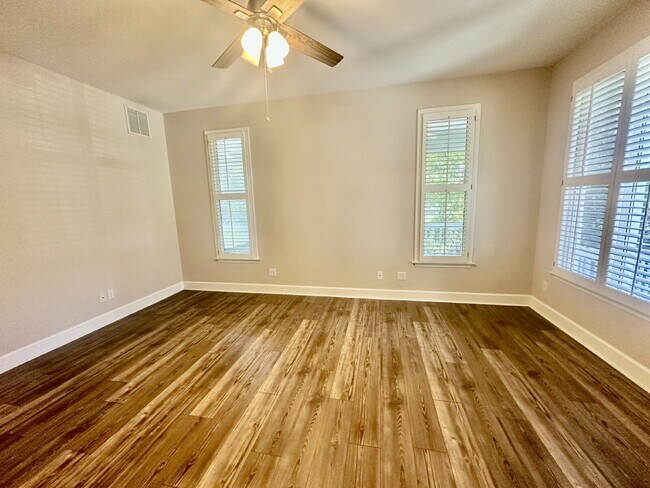 Building Photo - Moss Creek Home with a Gorgeous Water View!