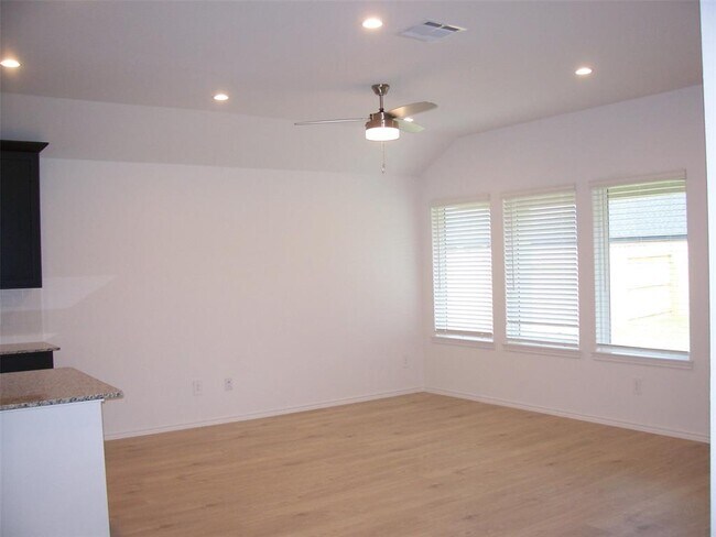 Building Photo - 5015 Rosevine Way