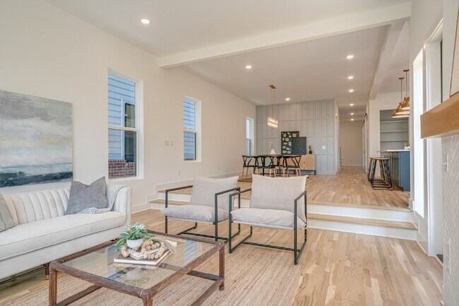 Building Photo - LIKE NEW - Beautiful 4 or 5 BR in Lockelan...