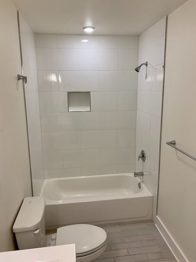 Building Photo - Stunning 2-Bed Condo with Private Roof Deck in Norris Square! Available mid-July!