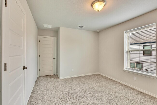Building Photo - 701 Hays Hill Dr