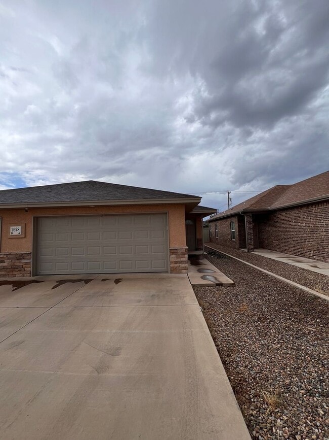 Building Photo - Spacious 3 bedroom home !