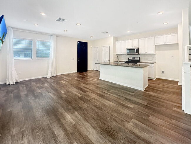 Building Photo - Modern 3-Bedroom Home in Vista Canyon – Pr...