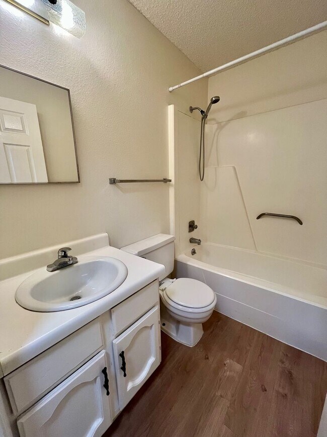 Building Photo - Charming 3/2 in Pipers Meadow  ~  *NO HOA*...