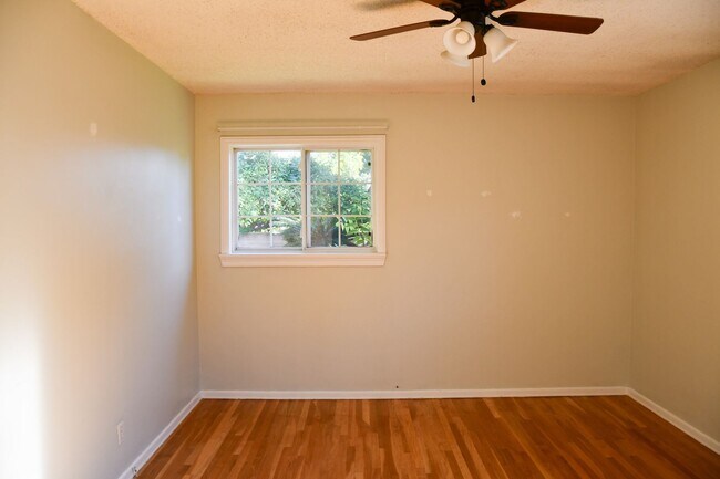 Building Photo - 1210 E Oakmont Ave