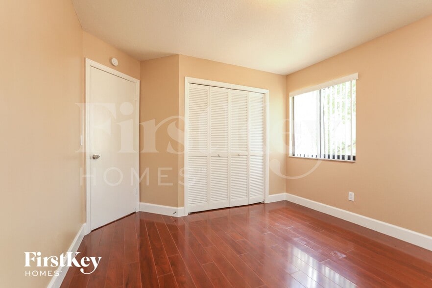 Building Photo - 988 Glenview Cir