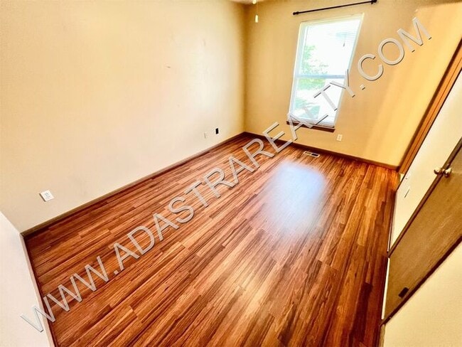 Building Photo - Spacious Gardner Duplex-Available in NOVEM...