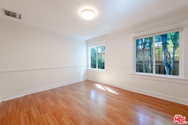 Building Photo - 319 S Orange Dr