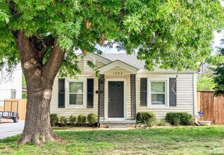 Building Photo - Updated 2 Bed 1 Bath - Large Carport and G...