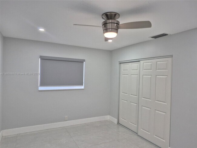 Building Photo - 4010 N Circle Dr