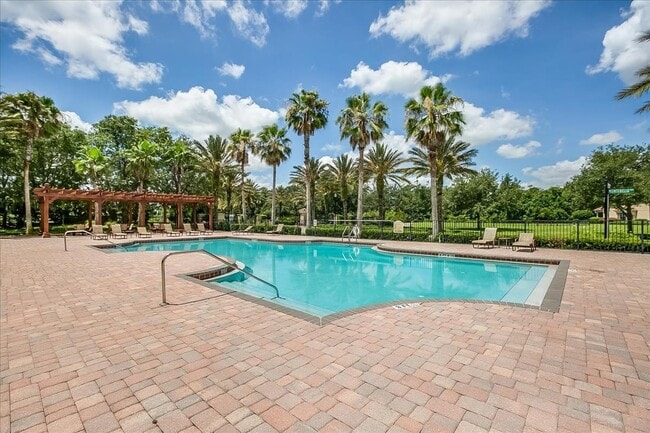 Building Photo - Beautiful Townhome in Vizcaya
