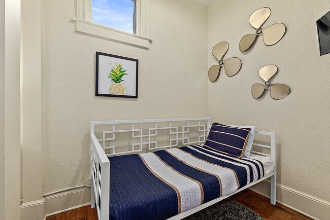 Building Photo - 92 Washington St