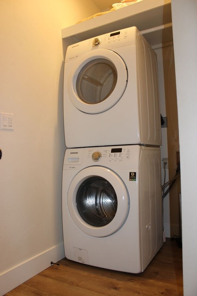 Building Photo - Furnished Studio Near Old Mill - Utilities Included