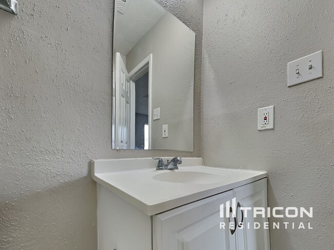Building Photo - 23318 Pebworth Pl