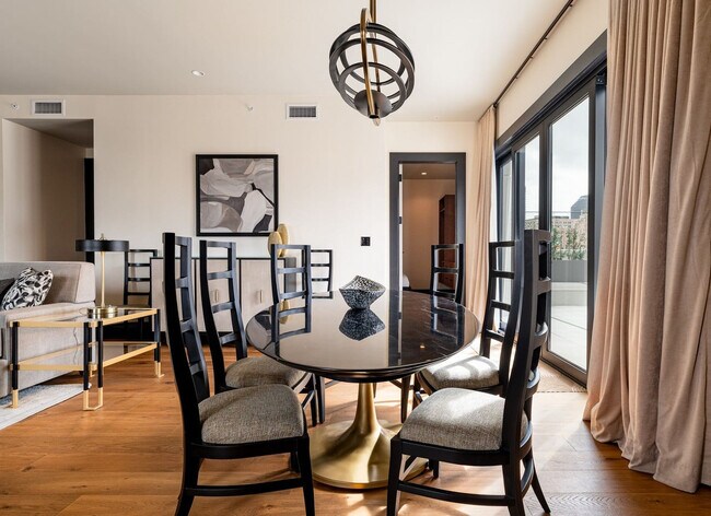 Building Photo - 1011 Canal St