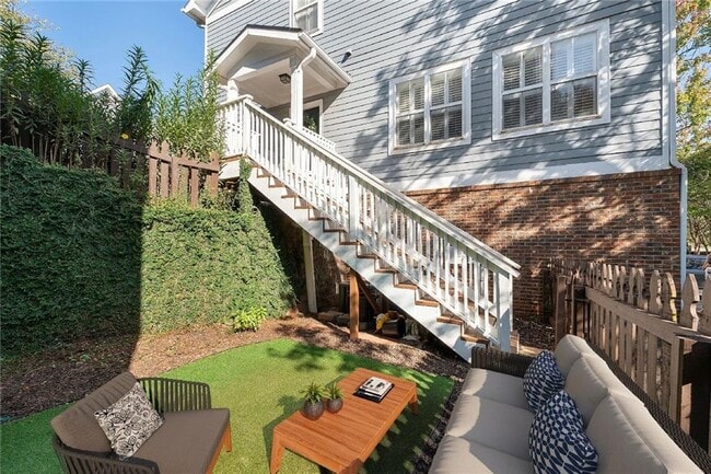 Building Photo - 267 Carlyle Park Dr