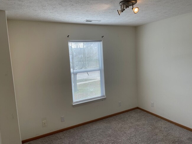 Building Photo - 3 Bedroom On The East Side!