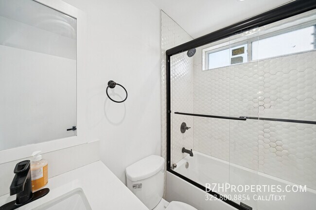 Building Photo - 837 N Harvard Blvd