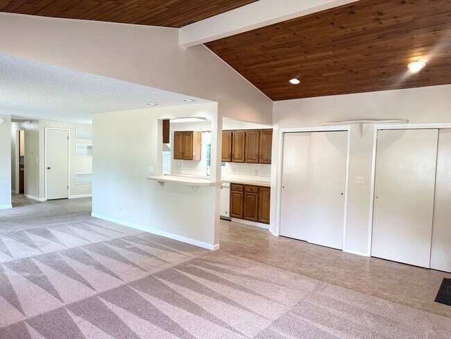 Building Photo - Spacious Home In Peaceful Setting!