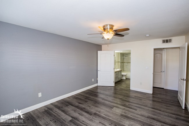 Building Photo - Stylish & Updated 1Bdm 1Ba Condo in Gated Community.
