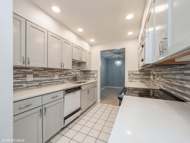 Building Photo - 550 Shorely Dr