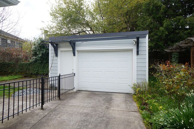 Building Photo - Fabulous Alameda/Beaumont 3 bedroom 1.5 ba...