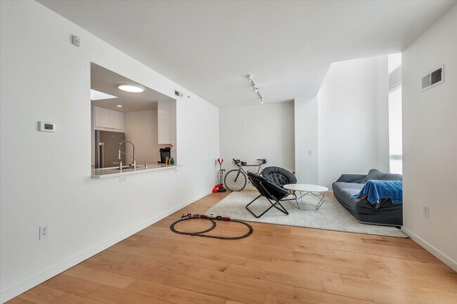 Building Photo - 69 Clementina St