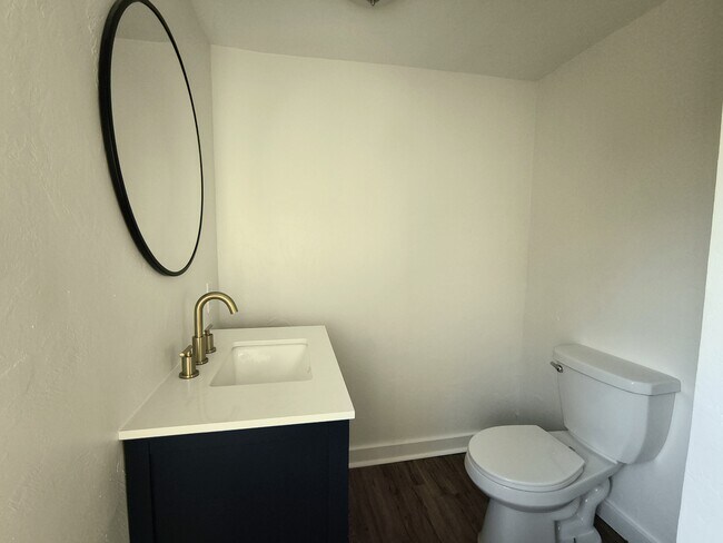 Building Photo - 206 S Elm St