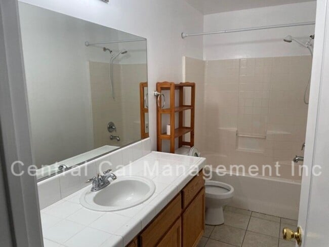 Building Photo - 5 Bedroom, 2 Bath Home in Desired Northwest - $2695 Per Month!