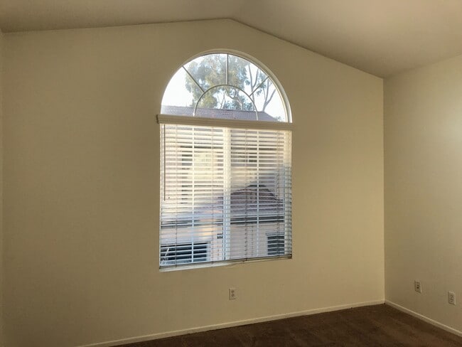 Building Photo - Beautiful 2 Bedrooms,  2.5 Bath Townhome with 2 Car Attached Garage in Ontario