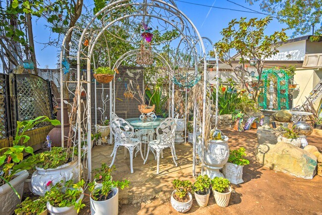 Building Photo - 2434 Cloverfield Blvd