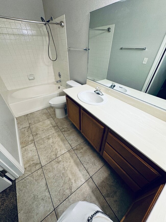 Building Photo - A Cozy 2 bedroom 2 bathroom with patio dow...