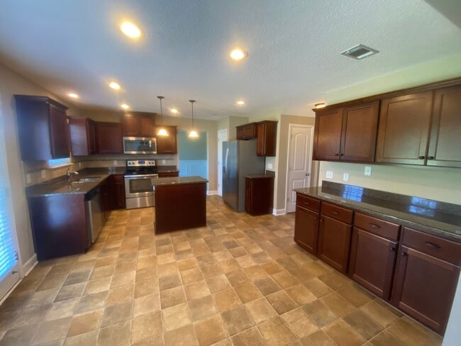 Building Photo - HUGE FENCED YARD, COMMUNITY POOL