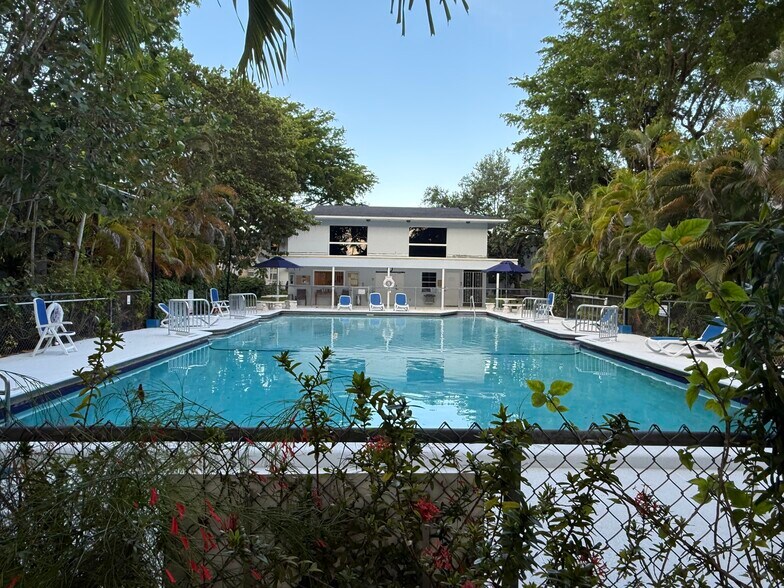 Building Photo - 5590 SW 78th St