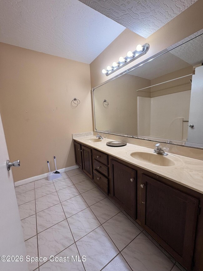 Building Photo - 2101 Forest Knoll Dr NE