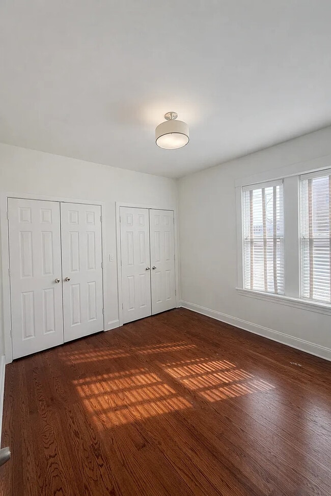 Building Photo - 4303 N Sawyer Ave