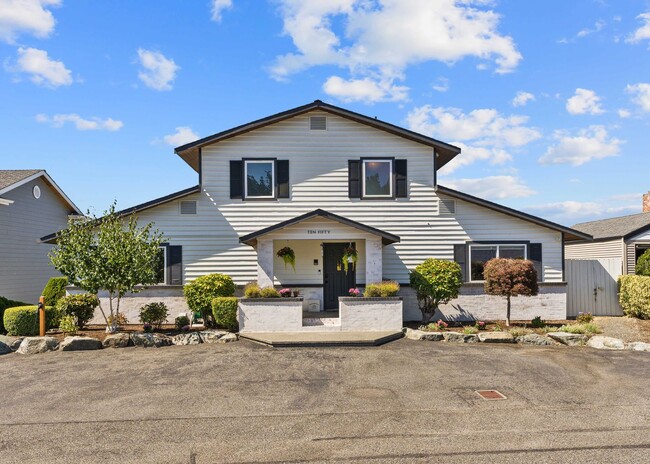 Primary Photo - Mukilteo Old Town 5 Bedroom View Home