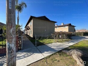 Building Photo - 2 bedroom, 1.5 bathroom townhouse.